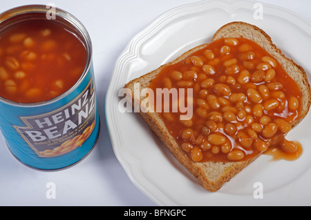 Heinz fagioli su pane tostato, un tradizionale snack alimentare in Gran Bretagna Foto Stock