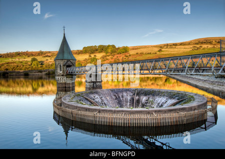 Immagine hdr di Pontsticill serbatoio (conosciuto anche come lago Dolygaer) Brecon Beacons Mid-Wales in prima serata con la riflessione Foto Stock