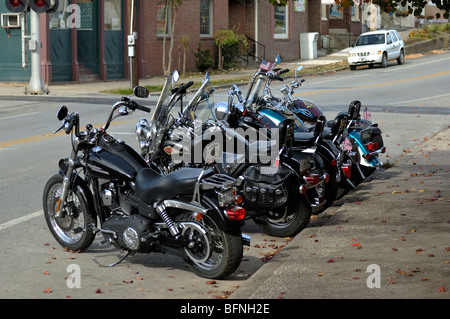 Linea di Harley-Davidson motocicli parcheggiato su una strada in una piccola città del Kentucky in America Foto Stock