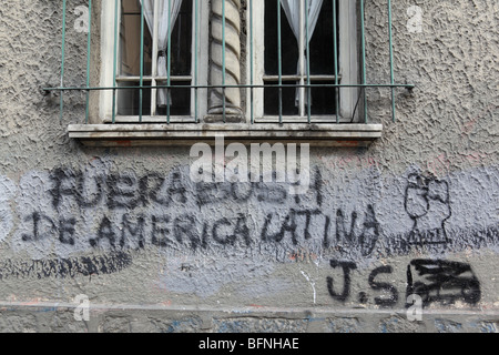 Cespuglio fuori dell America Latina / Boccola Fuera de America Latina i graffiti sulla parete, La Paz , Bolivia Foto Stock