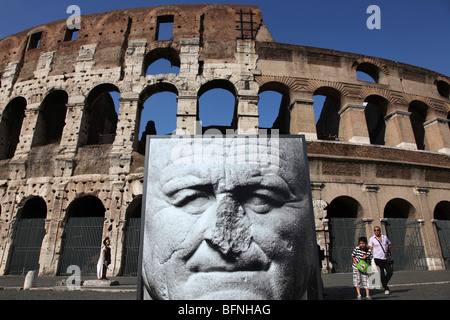 Un'immagine dell'Imperatore Vespasiano, di fronte al Colosseo, Roma, Italia. Foto Stock