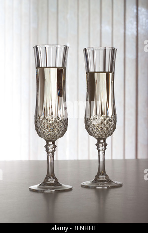 Crystal champagne flutes riempiti con champagne Foto Stock