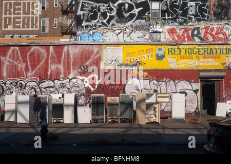 Brooklyn, NY 18 Novembre 2009 - Utilizzate i frigoriferi e i graffiti sulla South quinta strada a Williamsburg Foto Stock