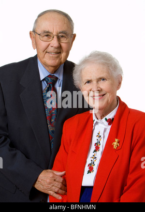 Felice dei cittadini anziani in posa per una foto anniversario. Foto Stock
