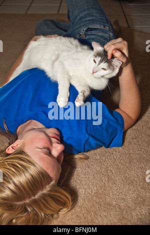 Junior ragazza alta coccole del suo gatto. California 2009 Signor © Myrleen Pearson Foto Stock