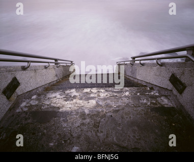 CALIFORNIA - Scale per la spiaggia di Ventura Promenade City Park sulla costa del Pacifico. Foto Stock