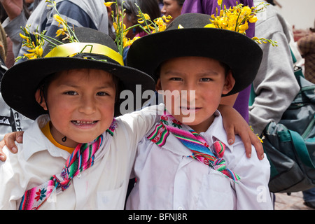 Due fratelli peruviani in costume tradizionale a evento folcloristico in Cusco, Perù Foto Stock