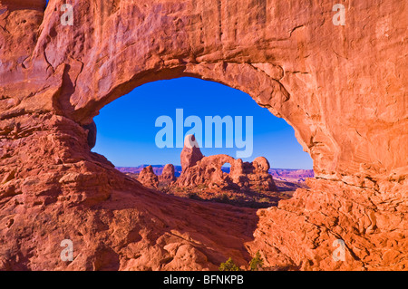 La luce del mattino sulla torretta Arch attraverso la finestra del Nord, il Parco Nazionale di Arches, Utah Foto Stock