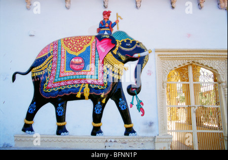 Pittura di muro di elefante colorata; Shri Nakoda Jain tempiale ; Balotara ; Mewad ; Rajasthan ; India ; asia Foto Stock