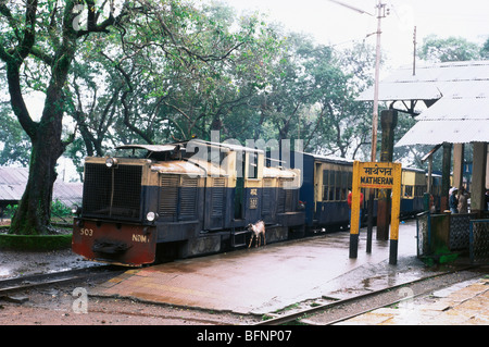 MMN 62615 : patrimonio treno giocattolo a Matheran stazione ferroviaria ; Maharashtra ; India Foto Stock