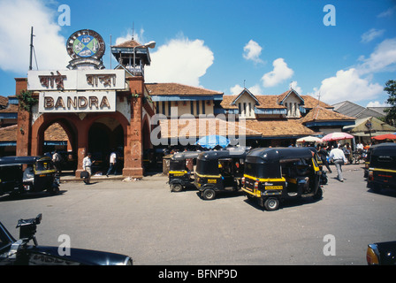 Stazione ferroviaria di Bandra e risciò per auto ; Bombay ; Mumbai ; Maharashtra ; India ; Asia Foto Stock