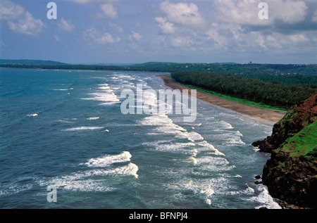 Spiaggia di Kurli ; surf da mare con sabbia solare ; Konkan ; Ratnagiri ; Sindhudurg ; Maharashtra ; India ; Asia Foto Stock