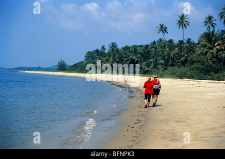 Coppia a piedi sulla spiaggia ; Devbagh ; Malvan ; Konkan ; Karwar ; Maharashtra ; India ; Asia - modello rilasciato Foto Stock