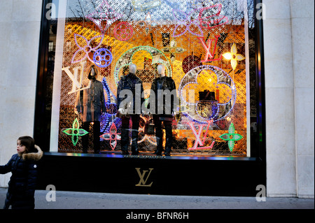 Parigi, Francia, moda di lusso francese, LVMH, negozio Louis Vuitton, shopping davanti alla finestra, arredamento natalizio, Avenue Champs Elysees, pubblicità Foto Stock