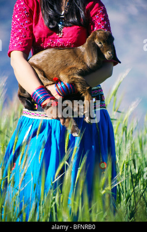 RSC 60431 : ragazza indiana con capra Bisoi ; Uttaranchal ; India Foto Stock