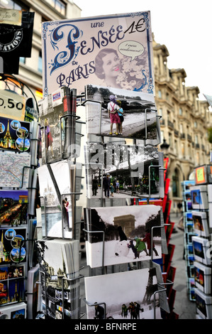 Parigi, Francia, Shopping, Ave. Champs-Elysees, dettaglio, vecchie foto di viaggio , Post schede su rack per la vendita sul marciapiede, chiosco Foto Stock