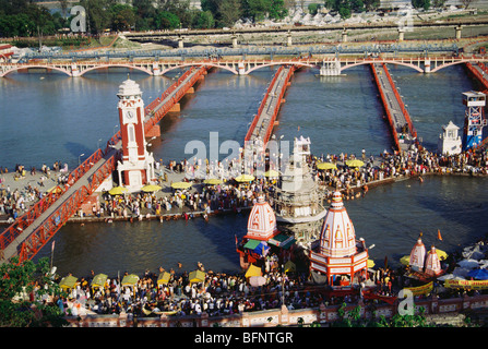 Torre dell'Orologio ; Ponte di Ganga ; Har Ki Pauri Ghat ; folla di persone ; Fiera di Kumbh ; Haridwar ; Uttaranchal ; Uttarakhand ; India ; Asia Foto Stock