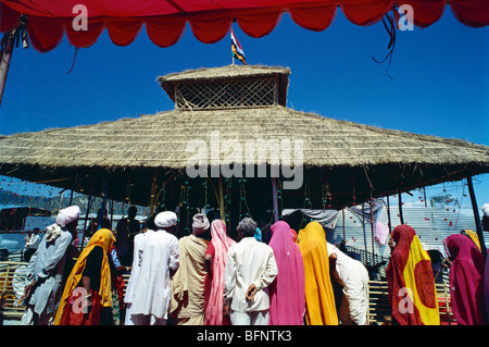 Folla di uomini e donne; fiera di Kumbh; Haridwar; Uttaranchal; Uttarakhand; India; Asia Foto Stock