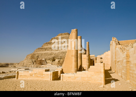 Vista del passo la piramide del faraone Djoser, come osservato dalla Corte Heb-Sed a Saqqara, vicino al Cairo in Egitto Foto Stock