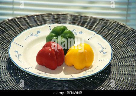 capsicum colorato rosso verde giallo nel piatto Foto Stock