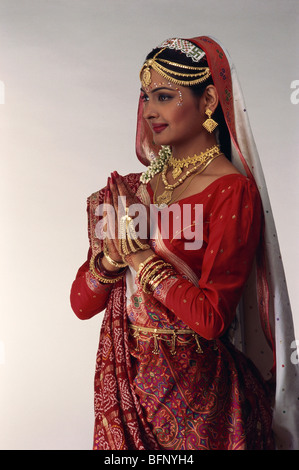 Gujarati Indian sposa abito da sposa in posa benvenuto su sfondo bianco India - signor#145 Foto Stock