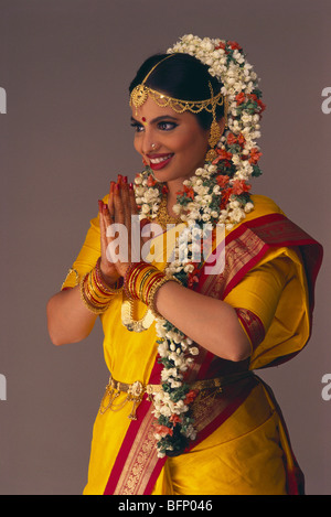 Sposa dell'India meridionale con mani piegate; India; MR 141 Foto Stock