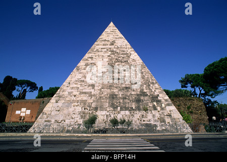 Italia, Roma, piramide di Caio Cestio Foto Stock