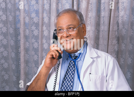 Medico indiano che parla al telefono; India; asia; MR 320 Foto Stock