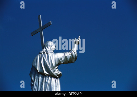 Statua di Gesù con croce ; Casa Arcivescovile ; Altinho ; Goa ; India ; Asia Foto Stock