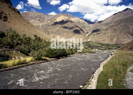 Il fiume Suru un affluente del fiume Indus è fiume nel distretto di Kargil del Ladakh regione lo stato indiano del Jammu e Kashmir India Foto Stock