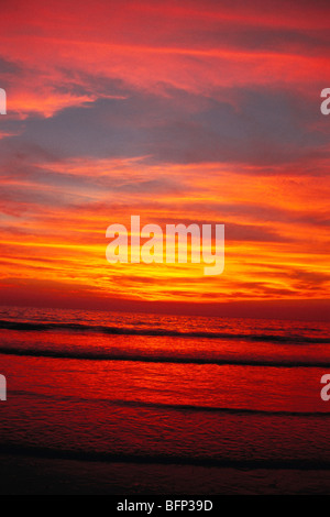 NMK 63320 : cielo colorato dopo il tramonto ; Juhu beach ; Mumbai Bombay ; Maharashtra ; India Foto Stock