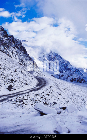 Strada Manali Leh ; Baralacha ; Bara lacha la ; Passo Bara lacha ; catena montuosa Zanskar ; Himachal Pradesh ; India ; Asia Foto Stock