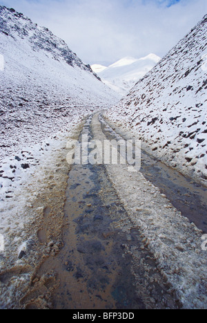 Strada Manali Leh ; Baralacha ; Bara lacha la ; Passo Bara lacha ; catena montuosa Zanskar ; Himachal Pradesh ; India ; Asia Foto Stock