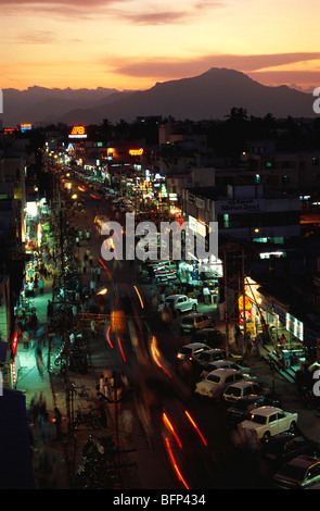 Scena notturna su strada trasversale ; Gandhipuram ; Coimbatore ; Tamil Nadu ; India ; asia Foto Stock