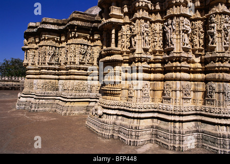 Divinità solari delicatamente intagliate ; tempio del sole di Surya ; Ranakpur ; Sadri ; Pali ; Rajasthan ; India ; asia Foto Stock