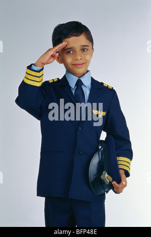Bambino indiano in abito fantasia costume di pilota di compagnia aerea con cappello ; India ; Asia ; MR 496 Foto Stock