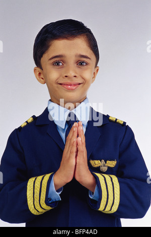 VDA 63564 : Boy vestito come pilota in posa Benvenuto signor#496 Foto Stock