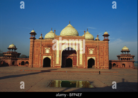 Moschea di Fatehpuri ; porta occidentale del Taj Mahal ; Agra ; Uttar Pradesh ; India ; asia Foto Stock