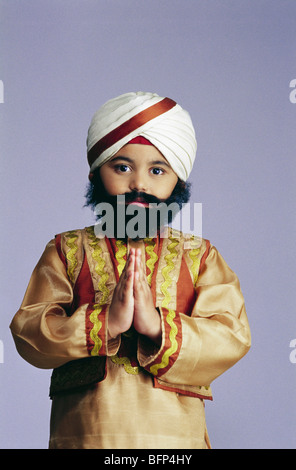 VDA 63639 : Boy vestito come la religione Sikh in posa Benvenuto signor#498 Foto Stock