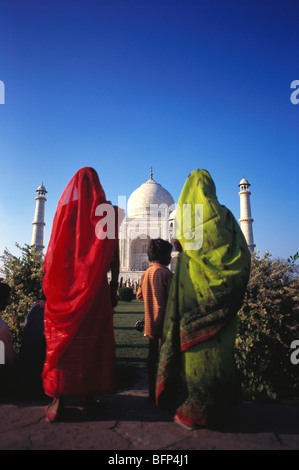 VHM 65881 : indian le donne delle zone rurali a guardare vedendo il Taj Mahal di Agra Uttar Pradesh, India Foto Stock