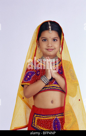 VDA 63679 : ragazza vestita come Gujarati in posa Benvenuto signor#497 Foto Stock