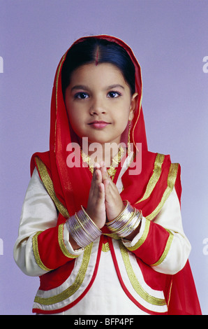 VDA 63687 : ragazza vestita come la religione Sikh in posa Benvenuto signor#497 Foto Stock