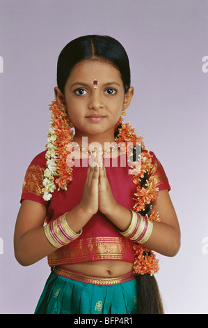 Ragazza indiana bambino in abito fantasia costume del Sud indiano con mani piegate Namaste Namaskar Namaskaram saluto Pranaam Ciao India MR 503 Foto Stock