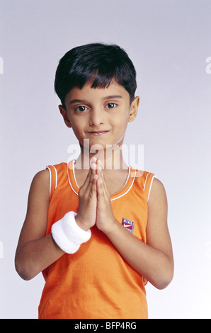 Ragazza indiana bambino in abito fantasia costume di bodybuilder con le mani ripiegate Namaste Namaskar Namaskaram saluto Pranaam Ciao India MR 502 Foto Stock