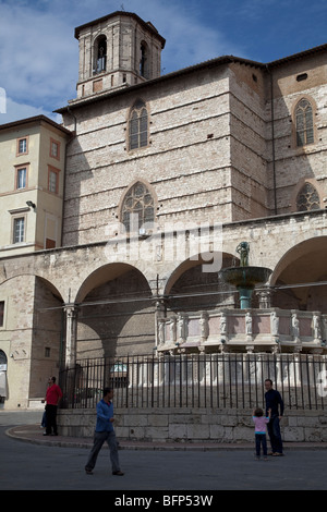 La Fontana Maggiore di fronte alla Cattedrale a Perugia Foto Stock