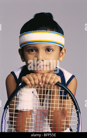 Ragazza indiana in abito fantasia costume di tennis con racchetta ; India ; Asia ; MR 500 Foto Stock