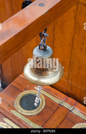 La nave è la campana della RRS Discovery ora ancorata a Dundee, Angus, Scozia Foto Stock