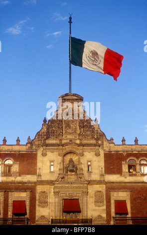 Bandiera messicana volare al di sopra del Palazzo Nazionale o del Palacio Nacional sullo Zocalo a Città del Messico Foto Stock