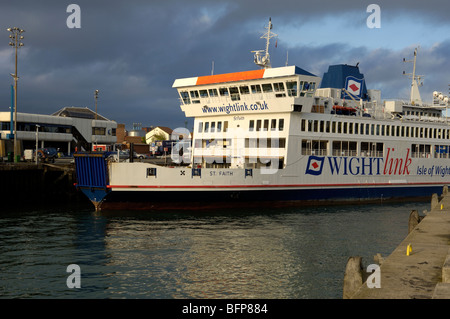 Wightlink traghetto per auto 'St fede' lasciando Portsmouth per Cowes, Isle of Wight, Hampshire, Inghilterra, Regno Unito. Foto Stock