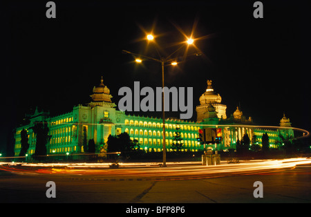Suvarna Vidhana Soudha ; Vidhana Soudha di notte ; Bangalore ; Bengaluru ; Karnataka ; India ; Asia Foto Stock